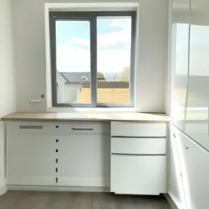 Gładka masa betonowa w wiadrze budowlanym, ukazująca jednolitą konsystencję uzyskaną dzięki zastosowaniu plastyfikatora.