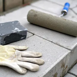 Betoniarka wylewająca świeżą mieszankę betonową na przygotowane podłoże budowlane. Zbliżenie na teksturę betonu z kruszywem.